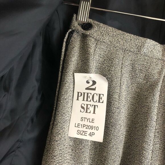 Larry Levine two pieces suit short sleeve zipper blazer size 4P. New with tags - Picture 4 of 6